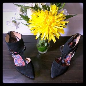 Suede black and sophisticated heel